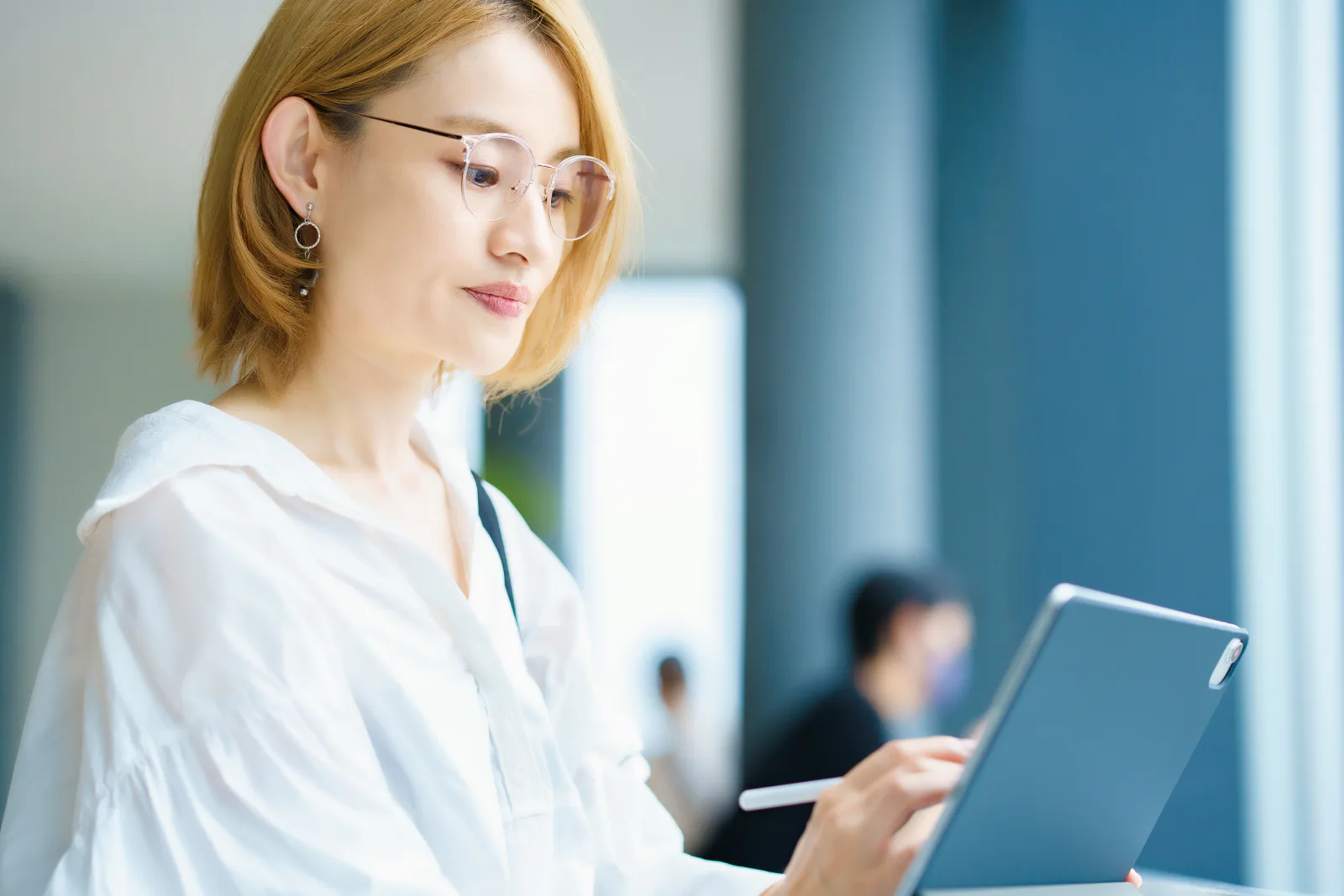 タブレットで住まいについて調べる女性